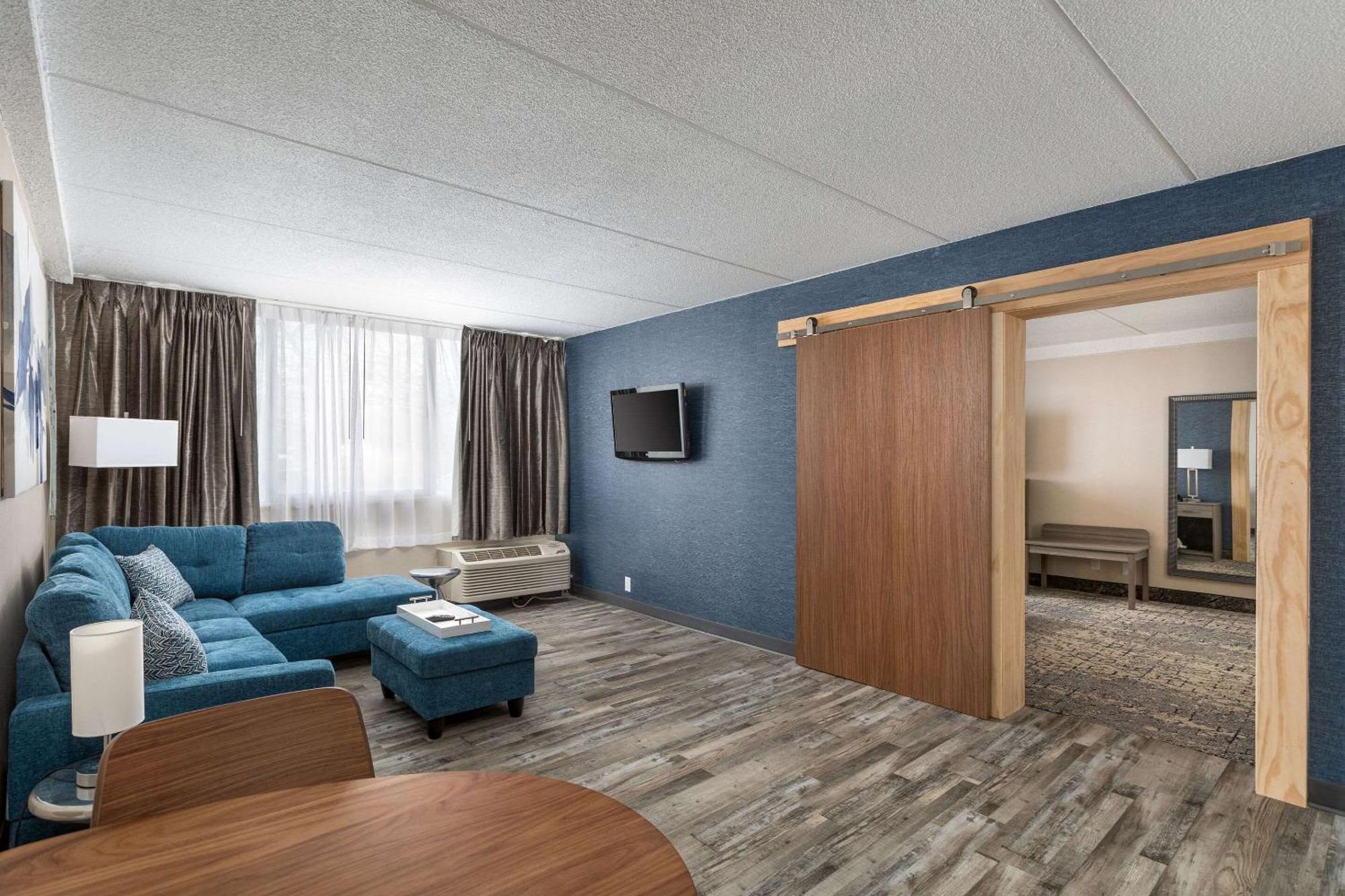 Clarion Hotel & Convention Center Joliet Bagian luar foto