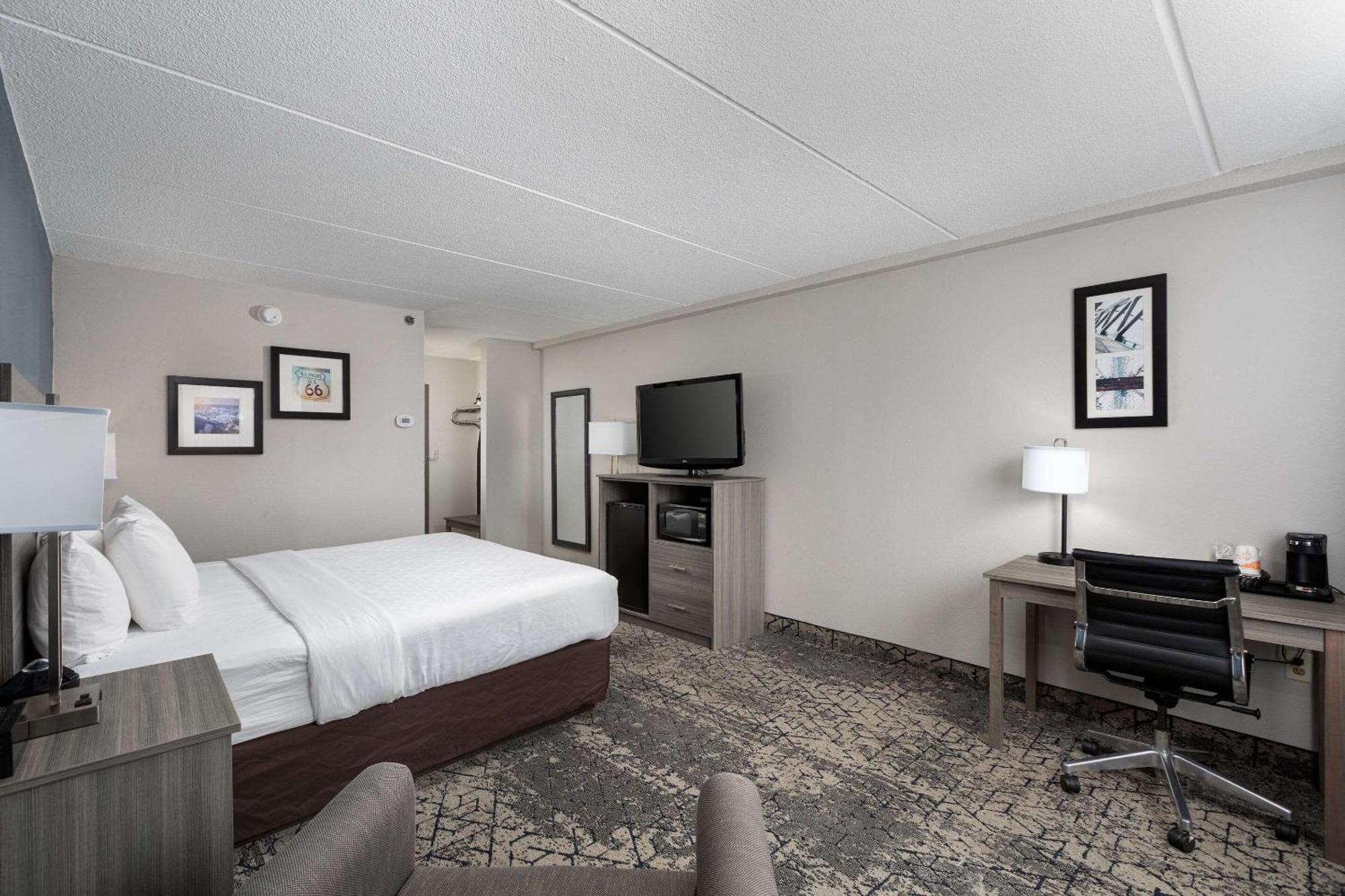 Clarion Hotel & Convention Center Joliet Bagian luar foto