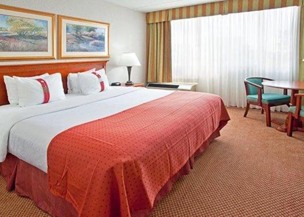 Clarion Hotel & Convention Center Joliet Bagian luar foto